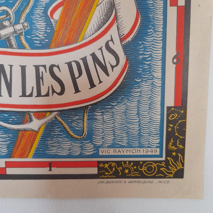 Signature de l'artiste Vic Raymon et date de création, 1949, visibles dans le coin inférieur droit du plan touristique d'Antibes.