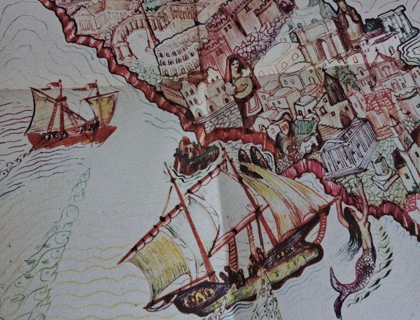 Gros plan sur le sud de l'Italie et les mers environnantes montrant un grand voilier, une sirène aux longs cheveux sombres et des structures architecturales détaillées sur la côte.