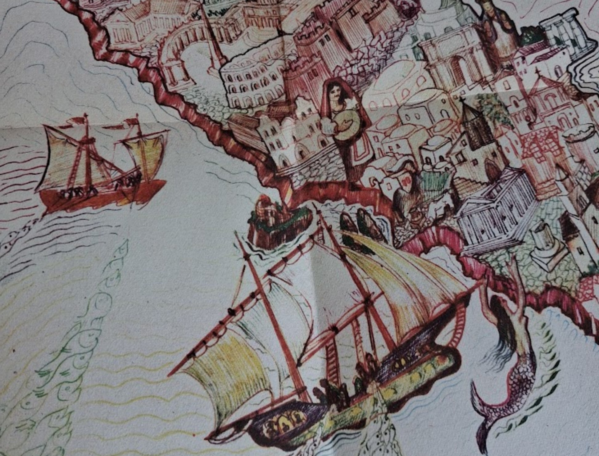 Gros plan sur le sud de l'Italie et les mers environnantes montrant un grand voilier, une sirène aux longs cheveux sombres et des structures architecturales détaillées sur la côte.