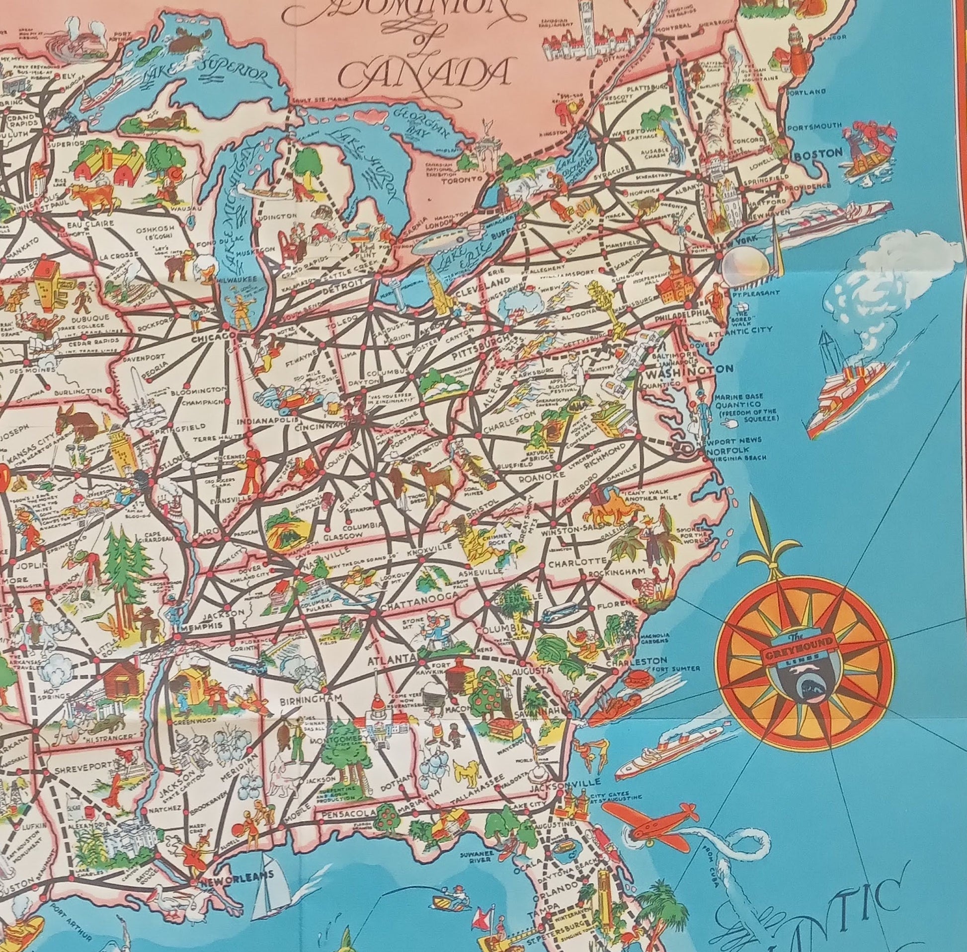 Gros plan sur la partie nord-est de la carte Greyhound des États-Unis, montrant le réseau de bus de New York à la Nouvelle-Angleterre, avec une boussole stylisée et le titre dans un cartouche en haut