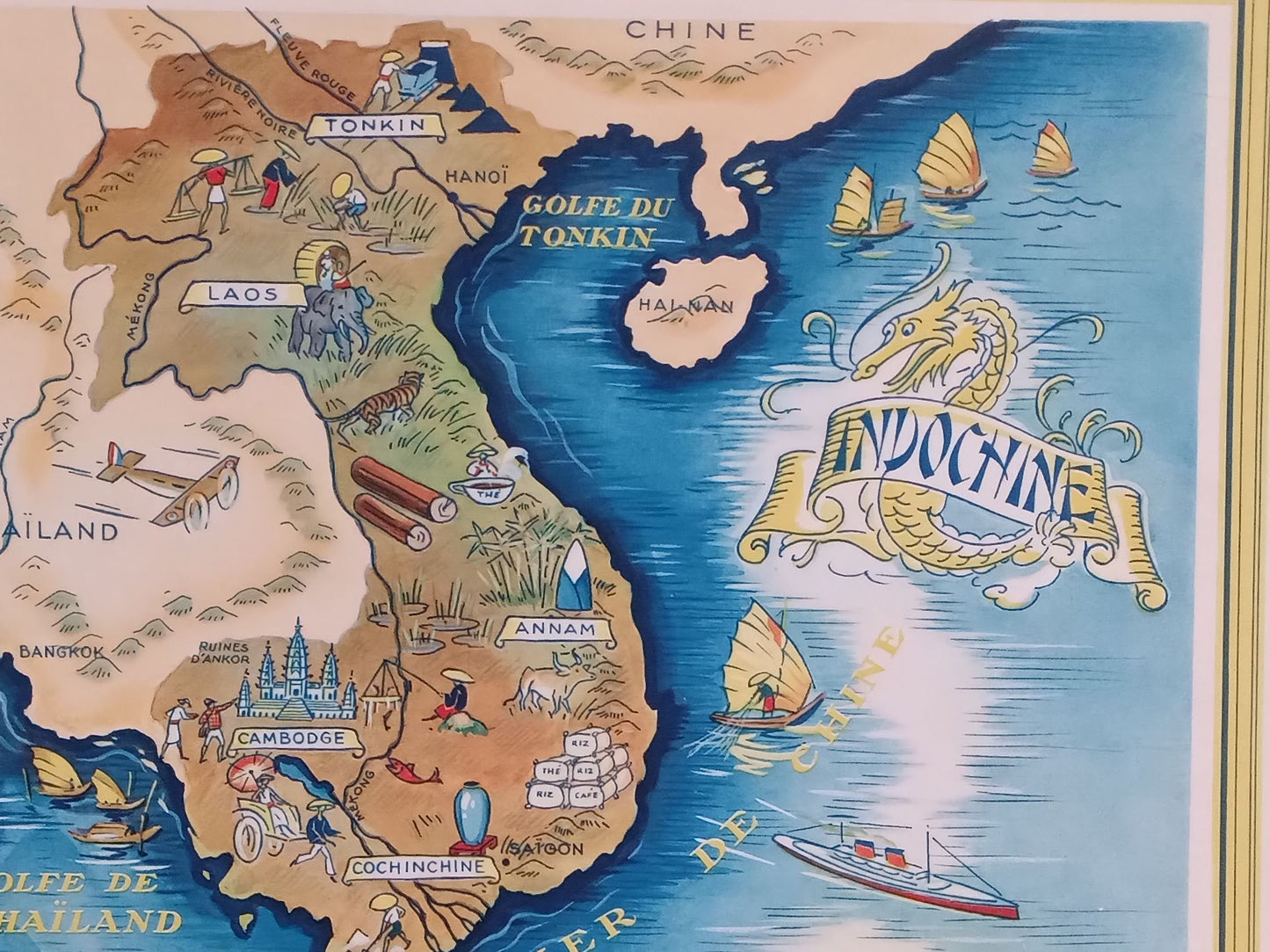 Plan large de l'affiche illustrée ancienne de l'Indochine, montrant la péninsule et les illustrations des activités locales et des transports, avec la mention de l'éditeur en bas