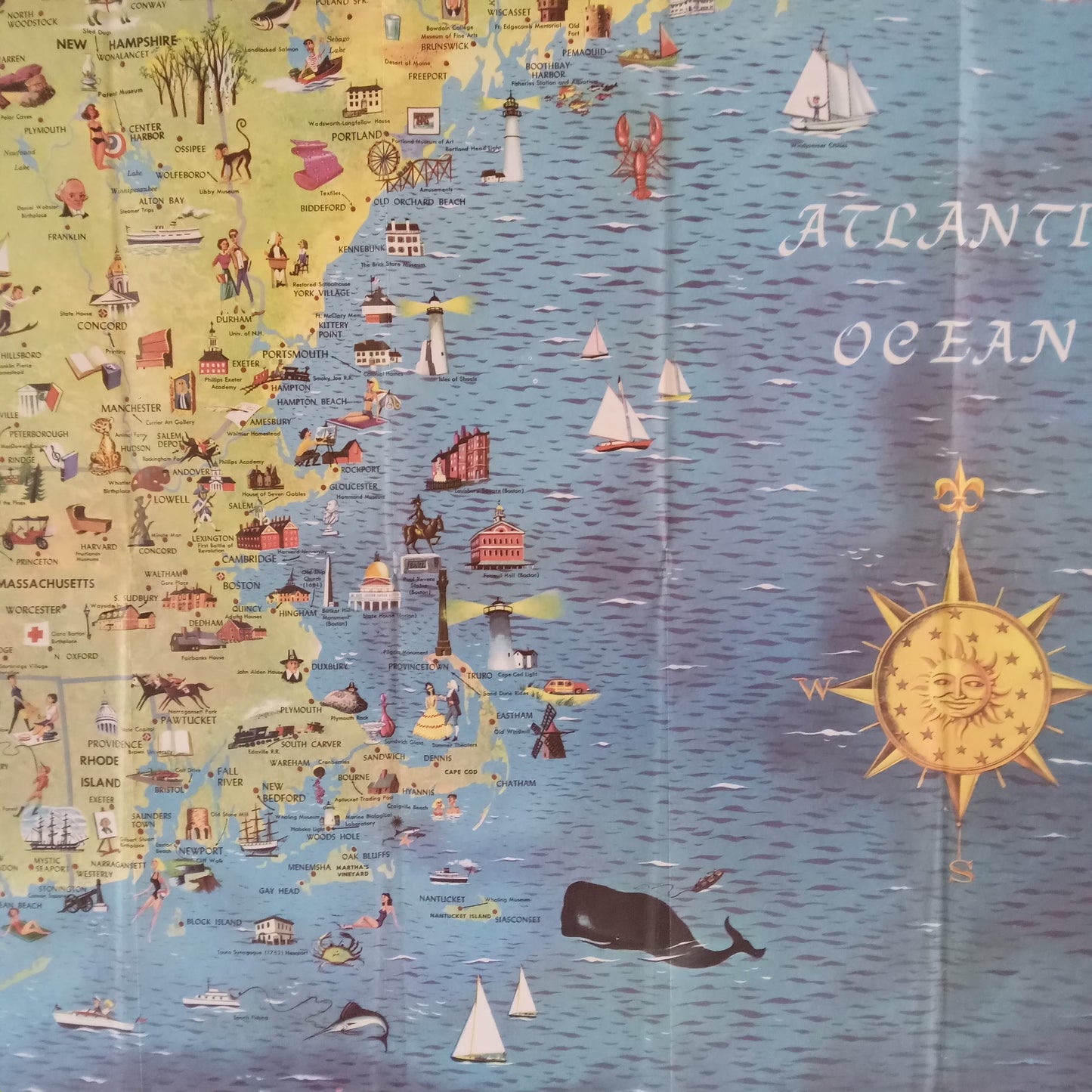 Découvrez la Nouvelle-Angleterre à travers cette carte géographique et picturale des années 1950. Elle est une véritable mosaïque d'illustrations qui mettent en lumière le patrimoine et les loisirs de la région. On y trouve des représentations détaillées des villes comme Cambridge (avec Harvard) et Plymouth (avec le célèbre rocher), ainsi que des illustrations de la faune locale, notamment l'orignal. L'utilisation d'une palette de couleurs terreuses et marines donne à la carte un aspect chaleureux et authen