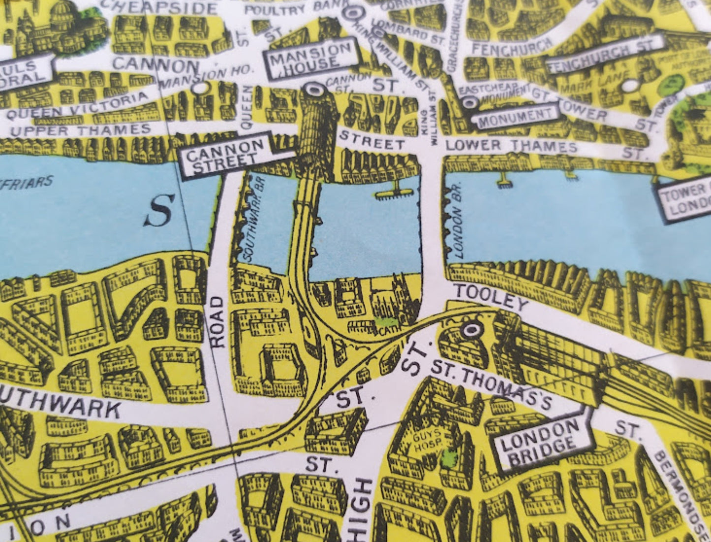 Gros plan sur la Tamise avec le London Bridge et le Southwark Bridge illustrés avec des bâtiments en perspective.