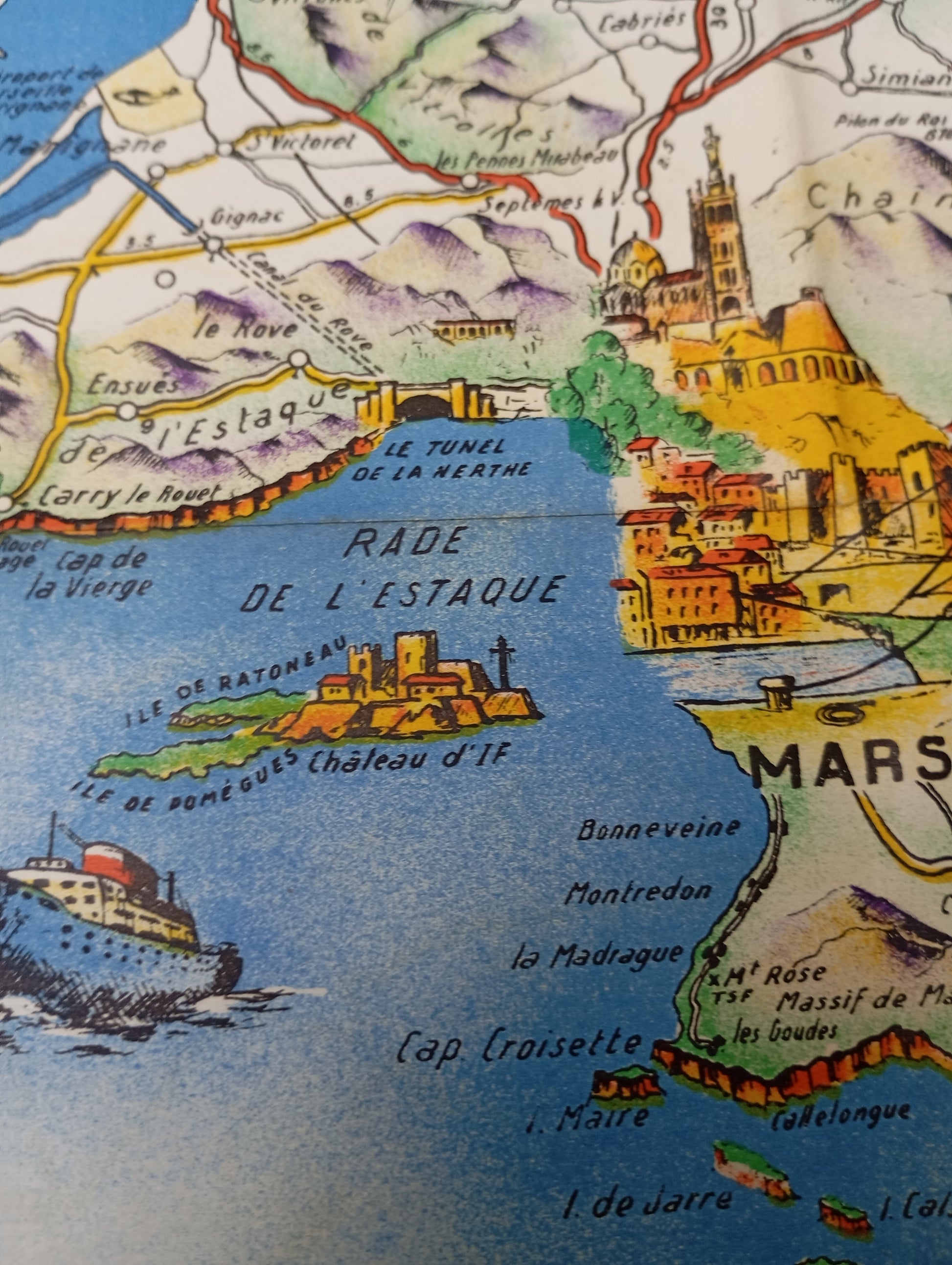 Vue d'ensemble de la carte géographique et illustrée ancienne de La Provence et la Corse, montrant les deux régions en couleurs sur un fond blanc, bordée par la Mer Méditerranée.