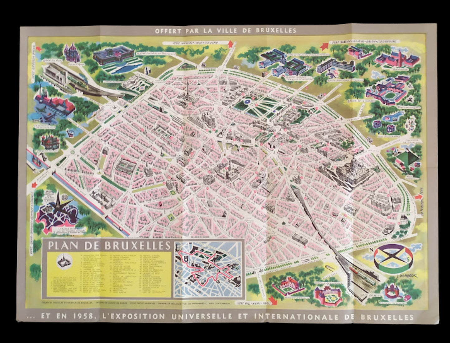 Vue d'ensemble d'un plan de Bruxelles de 1958 avec un fond jaune et vert, des rues roses, et une large bannière en bas annonçant l'Exposition Universelle.
