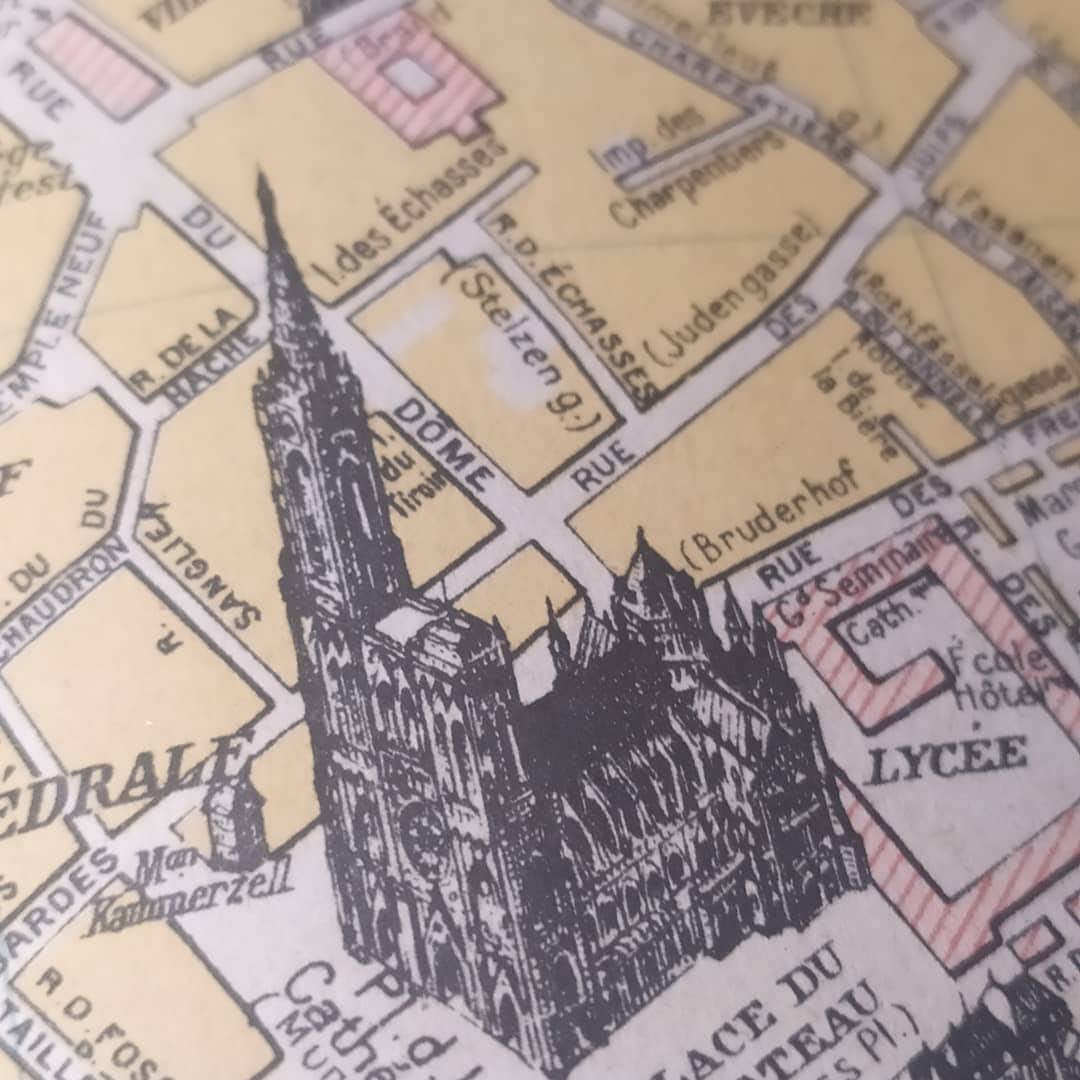 Zoom sur l'illustration en perspective de la cathédrale de Strasbourg (Dôme) sur le plan, montrant le niveau de détail des monuments.