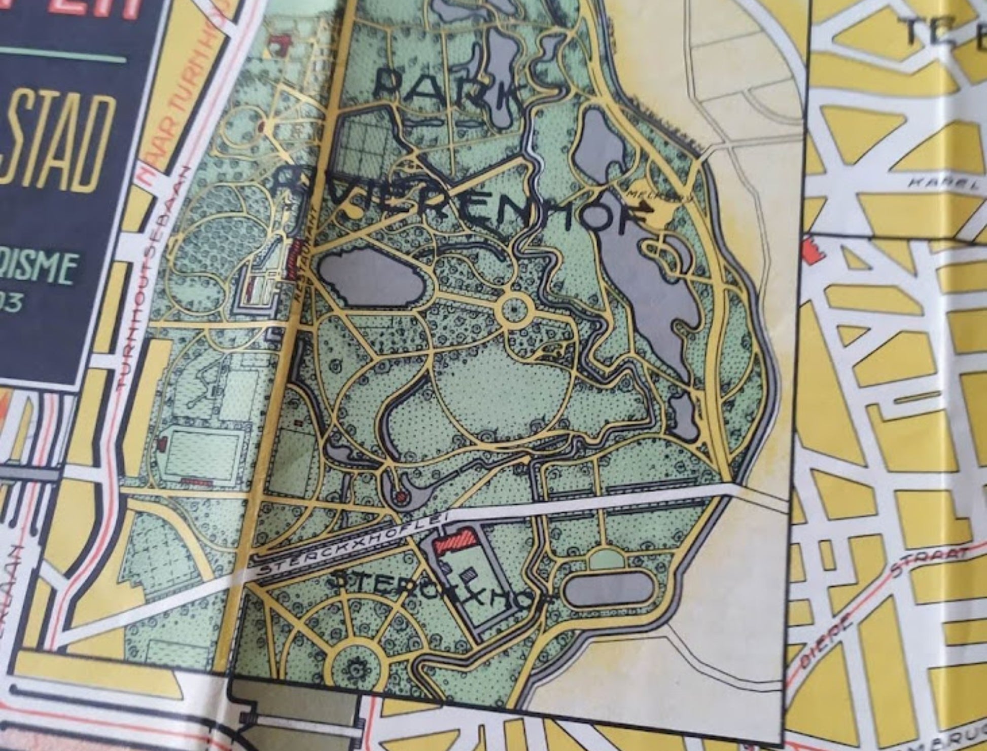 Gros plan sur l'encart du Park Rivierenhof montrant les plans d'eau, les sentiers de promenade et le château Sterckshof dans un style graphique rétro.