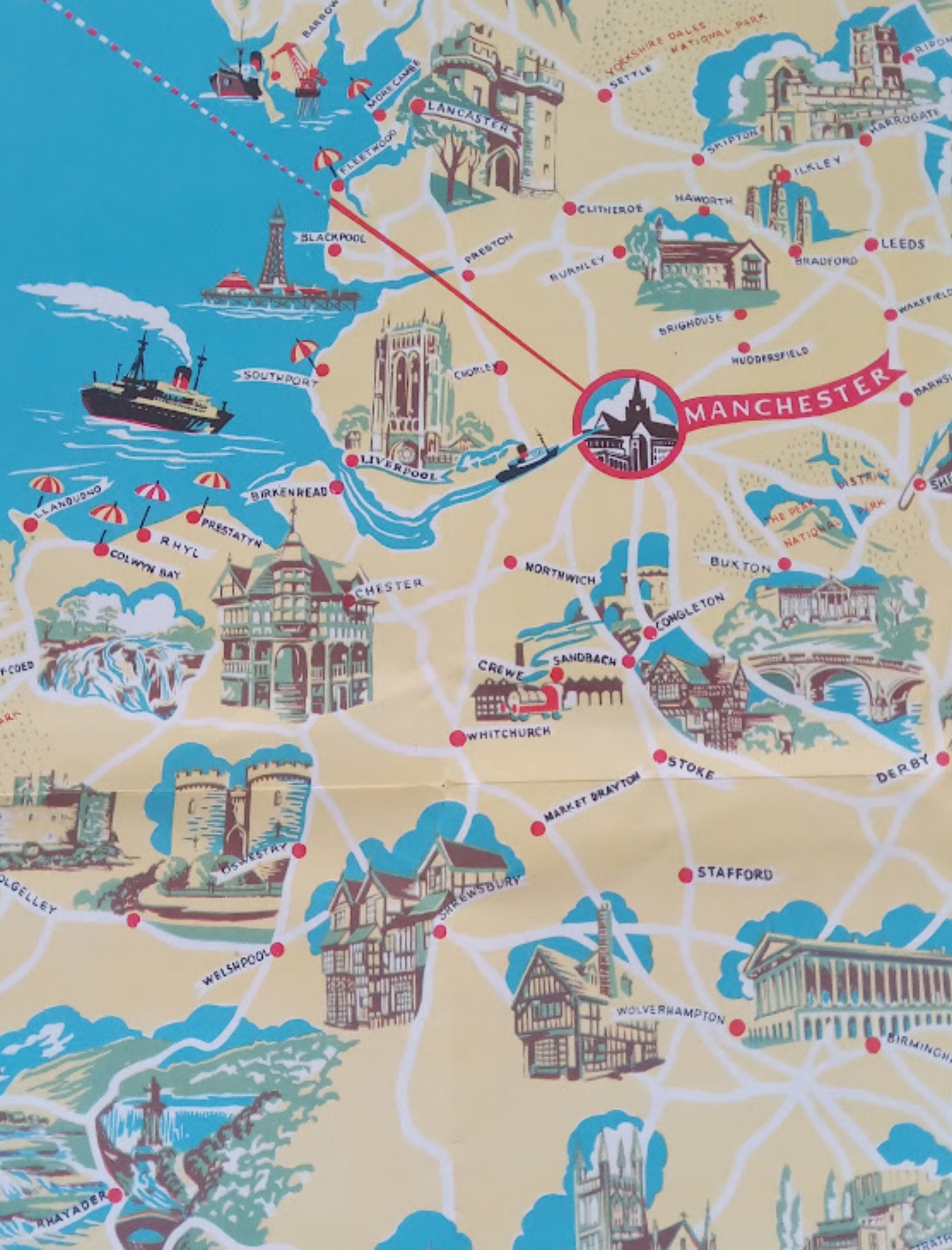 Gros plan sur le centre de la carte montrant les détails des illustrations de Manchester, Liverpool et la côte avec des petits parasols sur les plages et des bateaux en mer.