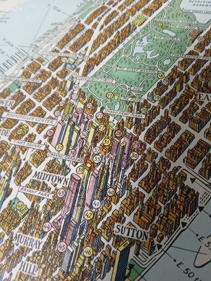 Superbe carte géographique et rétro de Manhattan. Elle couvre l'intégralité de l'île, du Financial District au sud jusqu'à Harlem au nord, en mettant en évidence le réseau de rues et les masses d'eau environnantes (North River, East River). Ce plan est particulièrement intéressant pour sa représentation graphique des blocs urbains, leur donnant un effet de relief saisissant. Il comporte deux encarts : un plan détaillé du Financial District et une carte de la région plus large de New York.