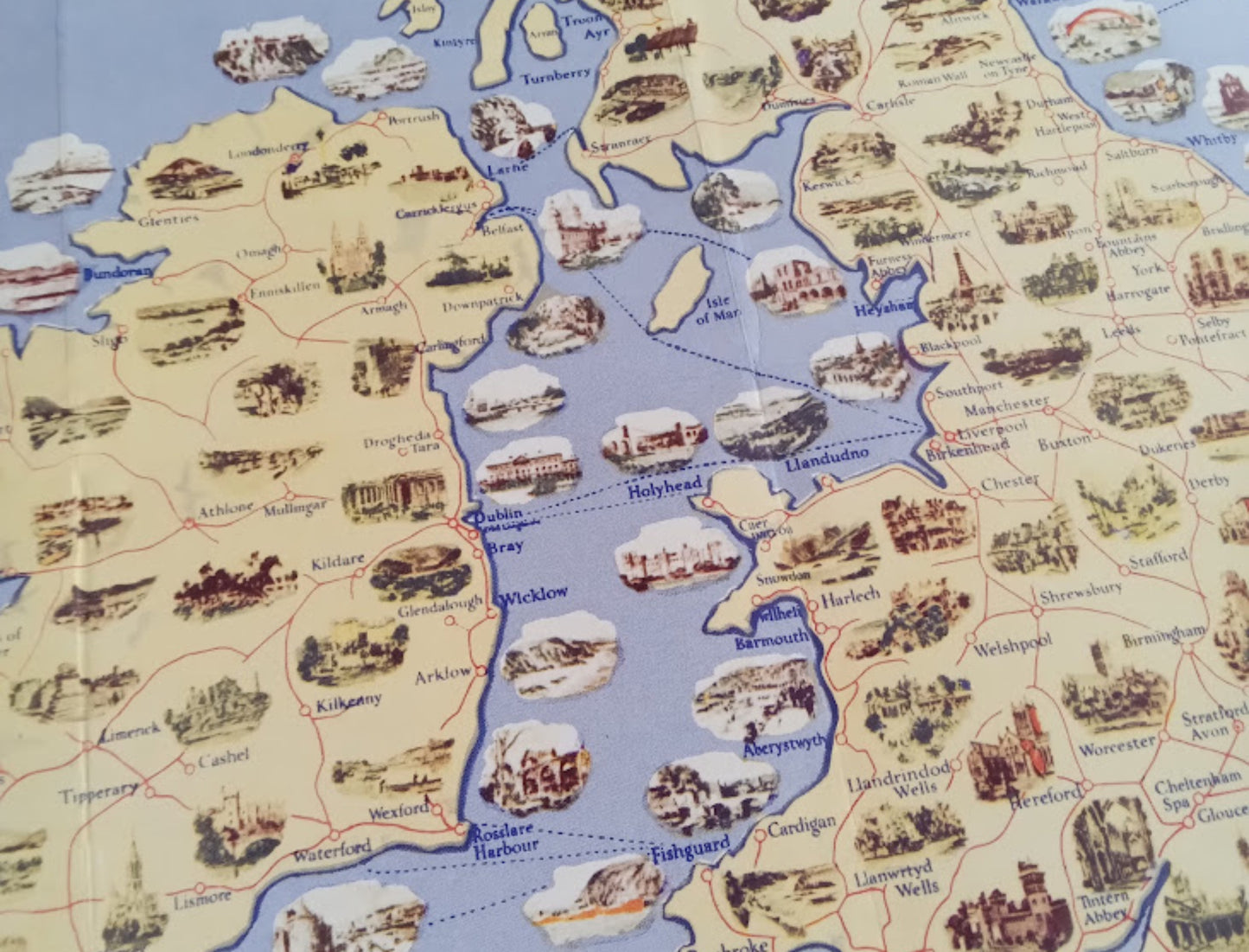  Gros plan sur la mer d'Irlande montrant les côtes de l'Irlande et du Pays de Galles parsemées de petites illustrations de monuments et les routes de ferry en pointillés.