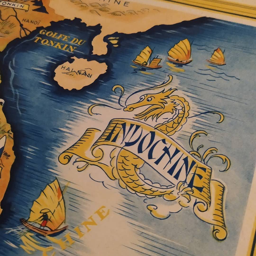 Gros plan sur la partie est de la carte d'Indochine, mettant en évidence le Golfe du Tonkin et le titre "INDOCHINE" encadré d'un dragon chinois stylisé