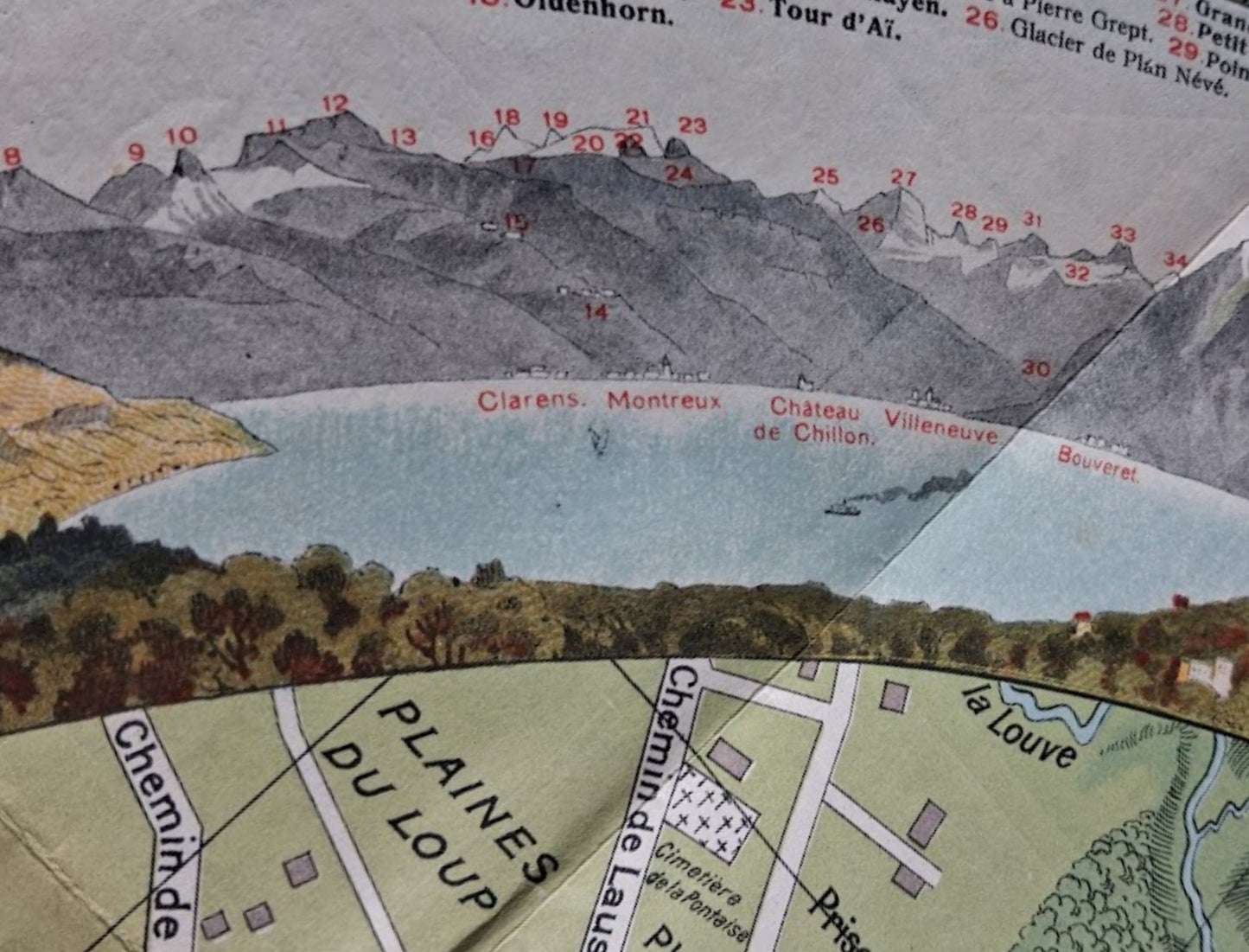 Gros plan sur la vue panoramique du Lac Léman et des Alpes, indexant des villes comme Clarens, Montreux et le Château de Chillon.