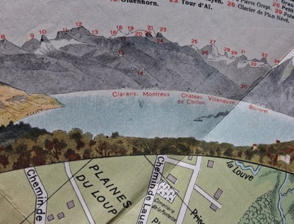 Gros plan sur la vue panoramique du Lac Léman et des Alpes, indexant des villes comme Clarens, Montreux et le Château de Chillon.