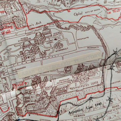Plan panoramique vintage de Jérusalem, dominé par des tons sépia, affichant la ligne d'armistice de 1948 en rouge et les territoires sous contrôle arabe. Les bâtiments sont représentés en 3D stylisée.