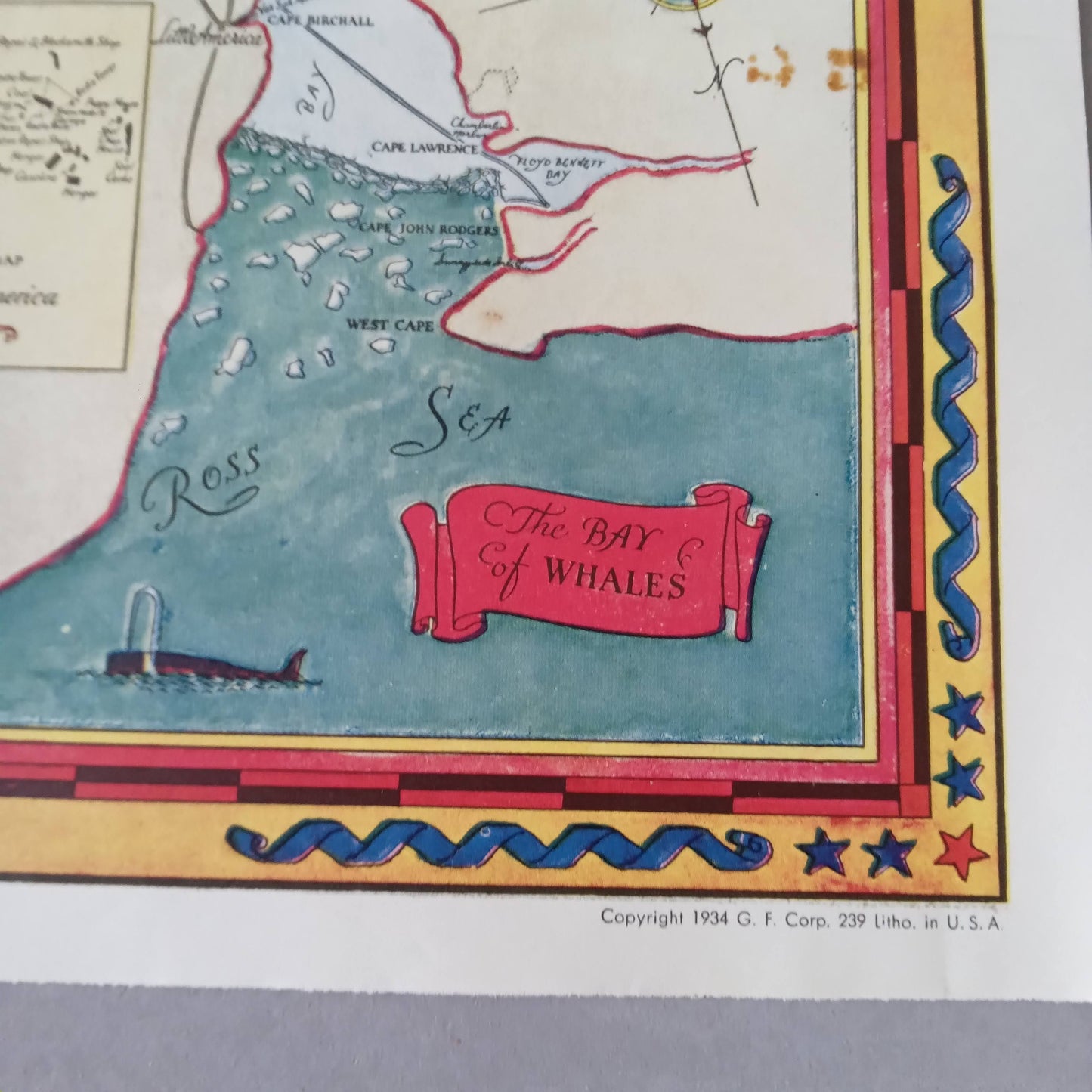 Coin inférieur droit de la carte de l'expédition Byrd, affichant la mention "Copyright 1934 G. F. Corp. Litho. in U.S.A."