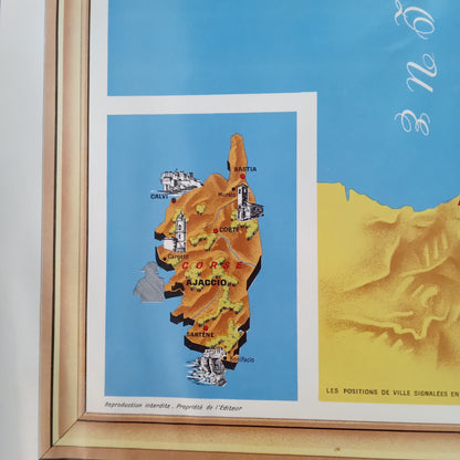 L'encart de la carte de la Corse sur l'affiche de la France, avec les villes principales comme Ajaccio, Bastia et Calvi illustrées.