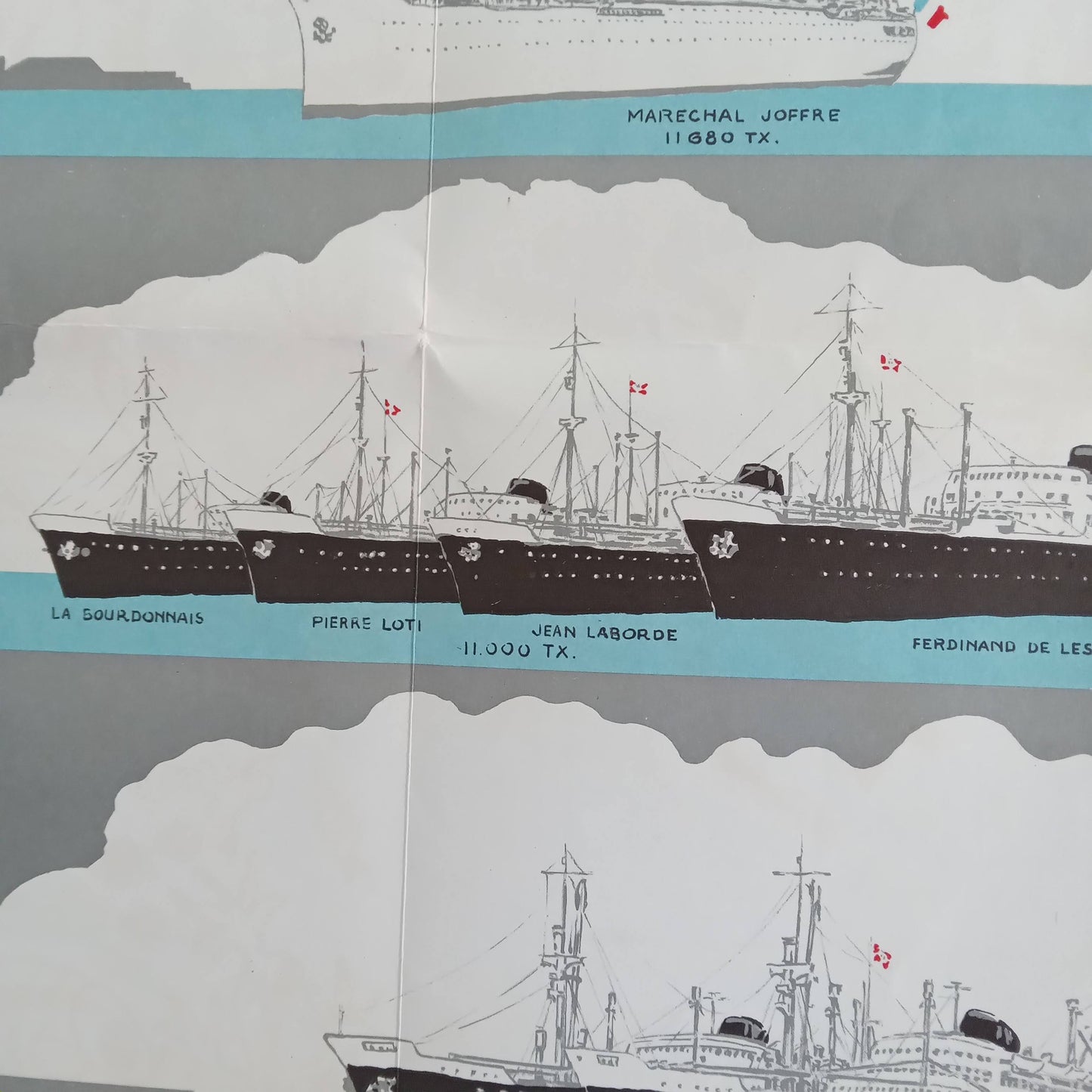 Close-up sur les illustrations des navires "La Bourdonnais", "Pierre Loti", "Jean Laborde", et "Ferdinand de Lesseps"