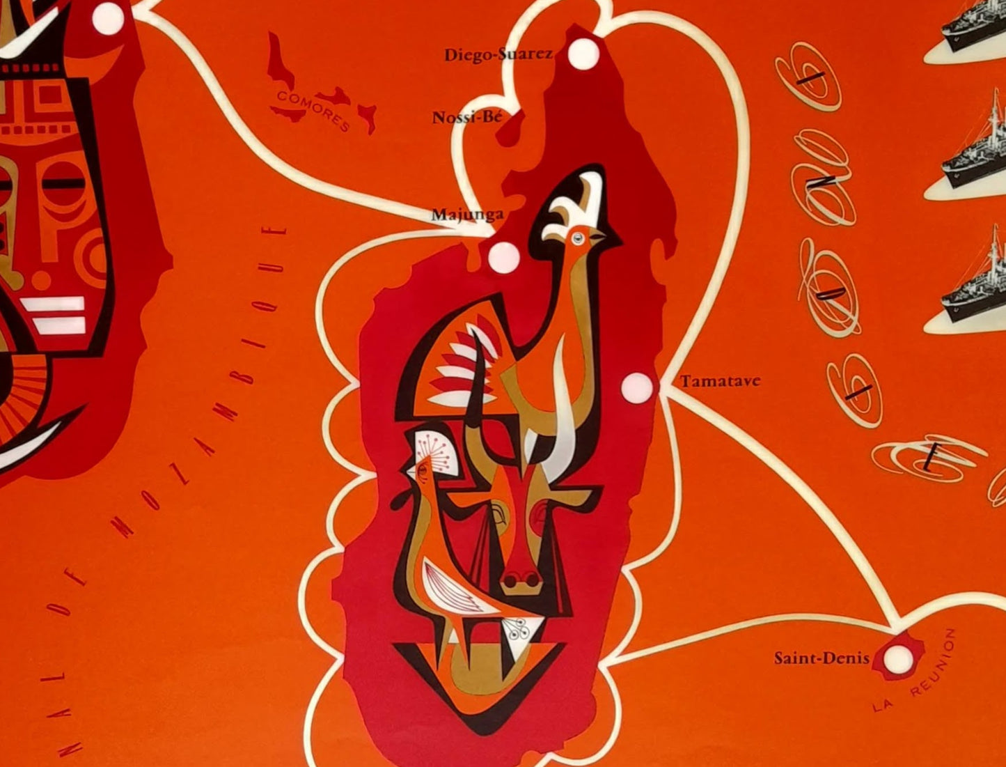 Gros plan sur l'île de Madagascar représentée en rouge avec des illustrations artistiques superposées d'un zébu et d'un coq stylisés, entourée des noms de ports comme Majunga et Tamatave.